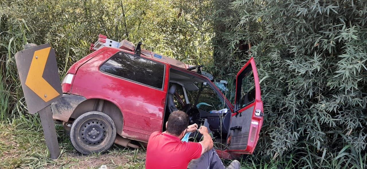 Carro Sai Da Pista E Bate Em Rvore Na Br Pr Ximo A Juiz De Fora