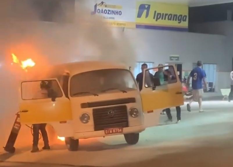 Sequência de vídeos mostra tensão e corre corre durante fogo em Kombi no Posto