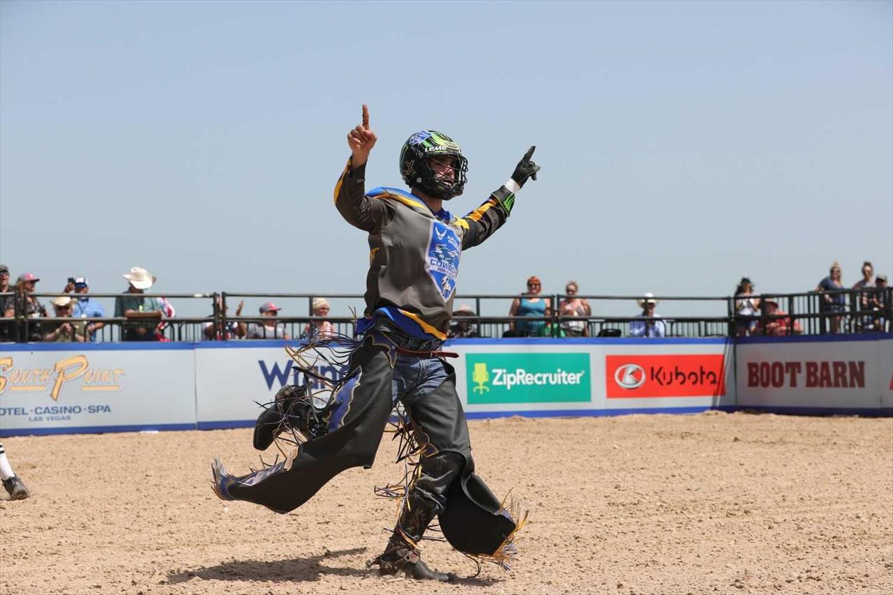 A bordo de porta-aviões, Vitinho leva individual de etapa 'Cowboys Por Uma Causa'