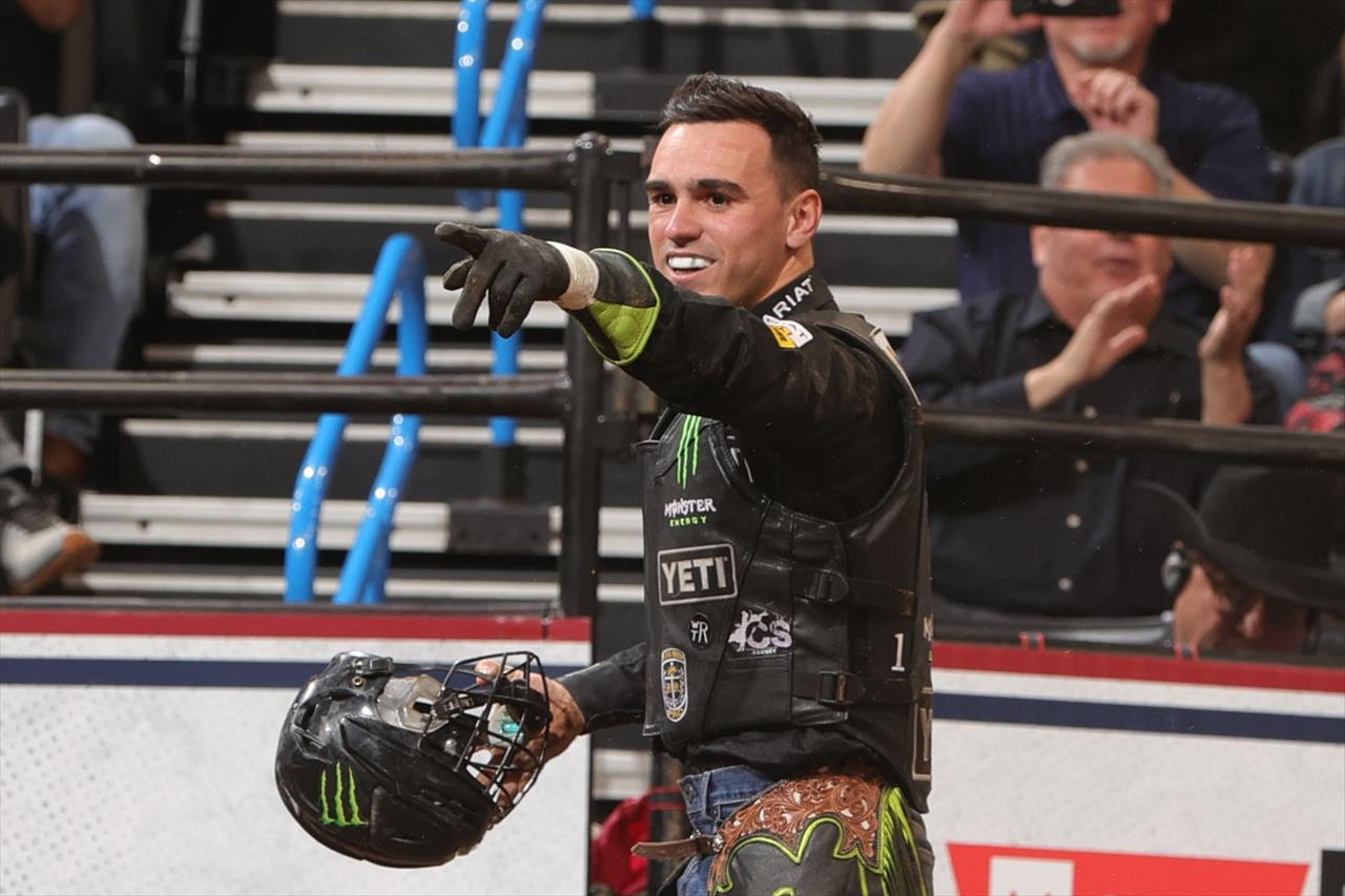 Vitinho vence prova extra, mas americano domina etapa de Oklahoma do mundial da PBR