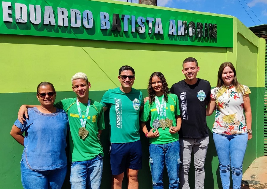 Campeões do MS, Emanuelly e Alexssander recebem medalhas da Fundesporte na Escola EBA