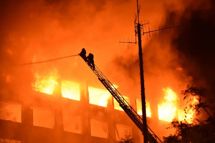 Bombeiros estão desaparecidos depois de incêndio em Porto Alegre