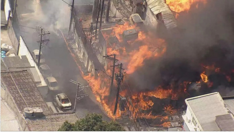 Morre 5ª vítima de incêndio que atingiu galpão em Barueri, na Grande SP