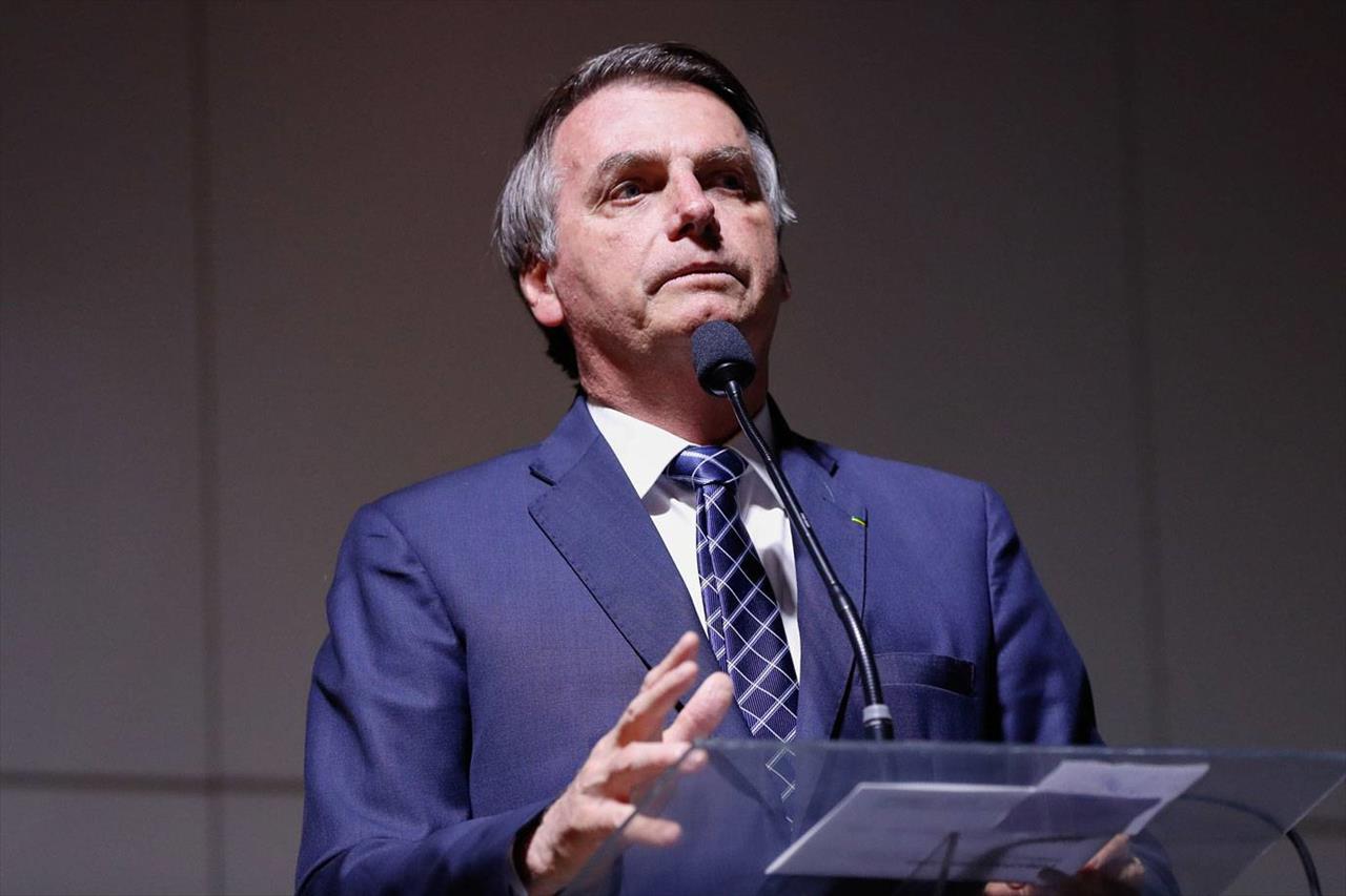 Bolsonaro publica portaria que deve elevar seus rendimentos