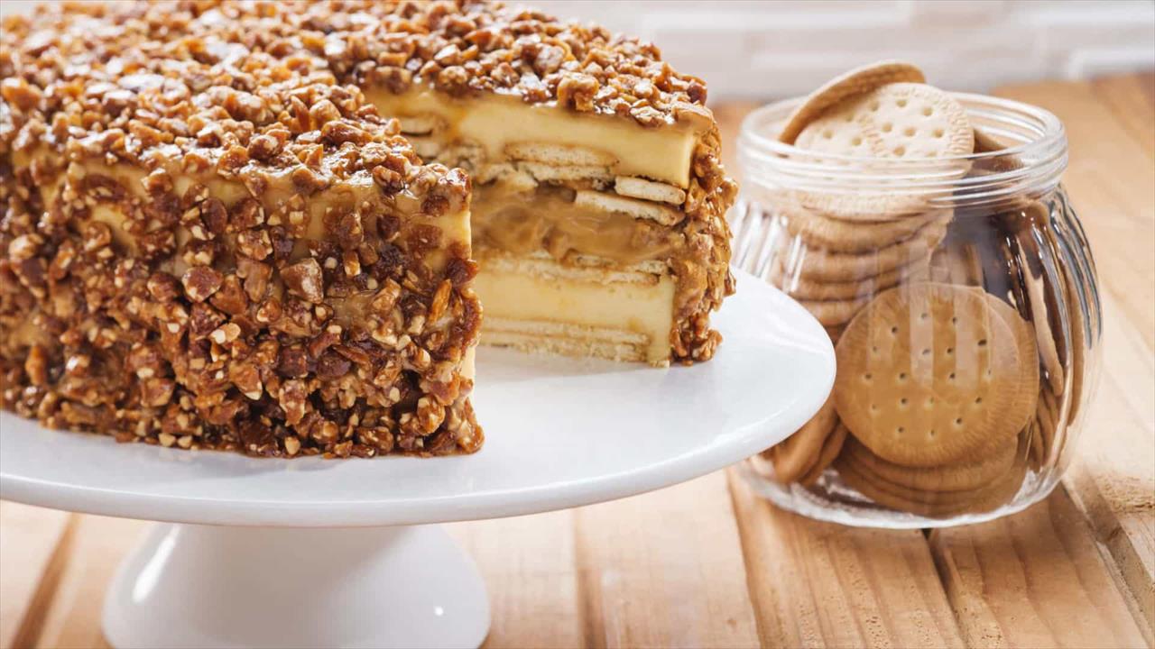 Torta de biscoito maria com doce de leite e crocante de castanha