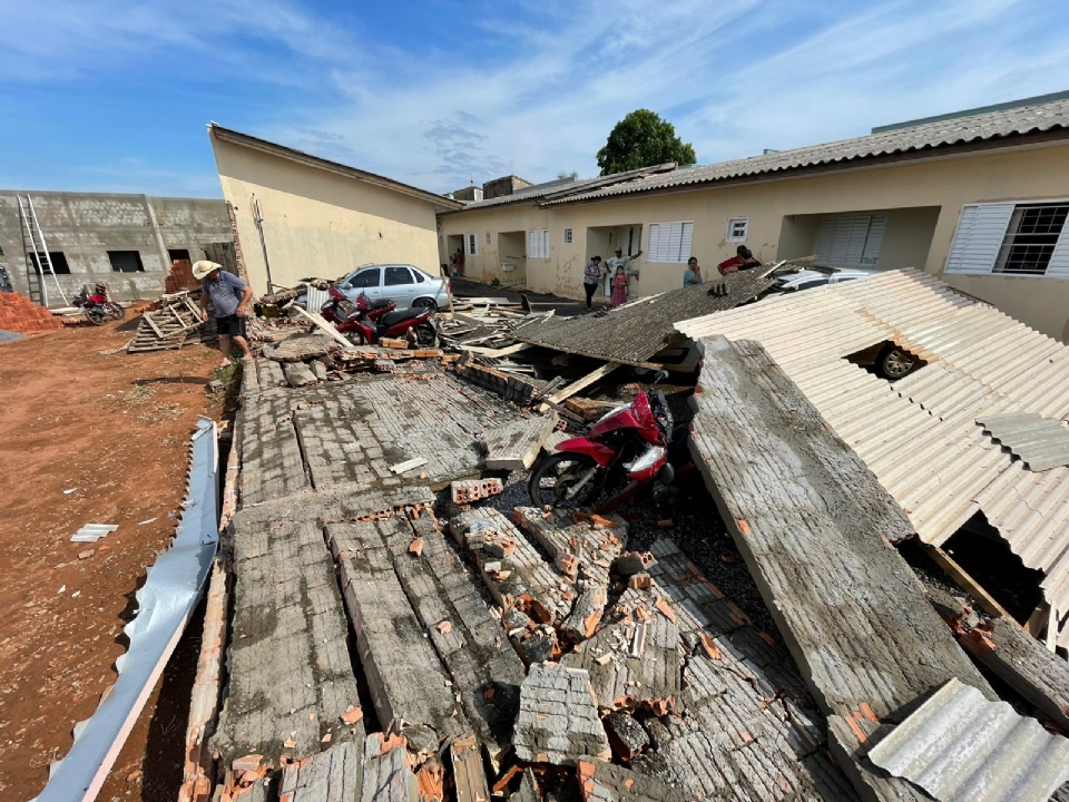 Tempestade causa alagamentos em vias, inunda hospital e derruba muros em cidade de MT; vídeos e fotos