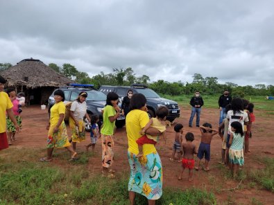 PC visita duas aldeias indígenas e distribui presentes natalinos