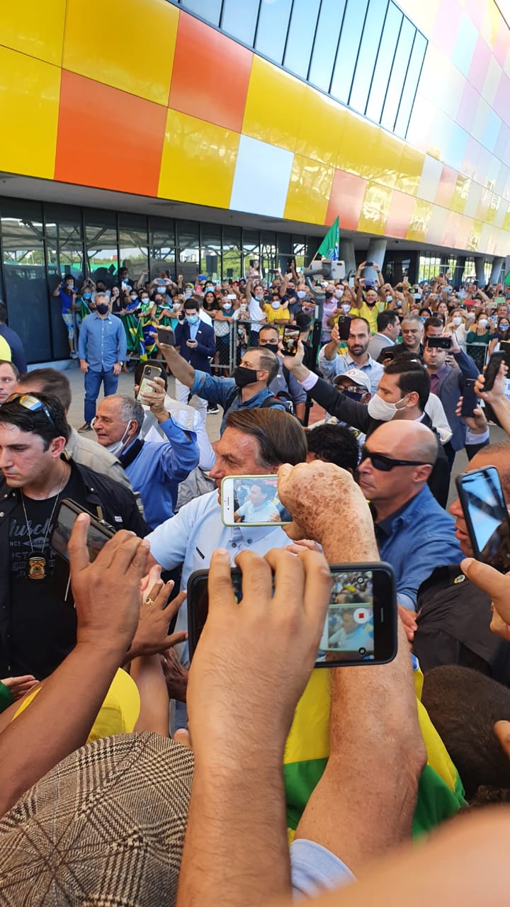 Bolsonaro é recebido com festa em aeroporto de Vitória