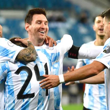 Brasil cai perante a Argentina no Maracanã, que quebra jejum de títulos e vence a Copa América