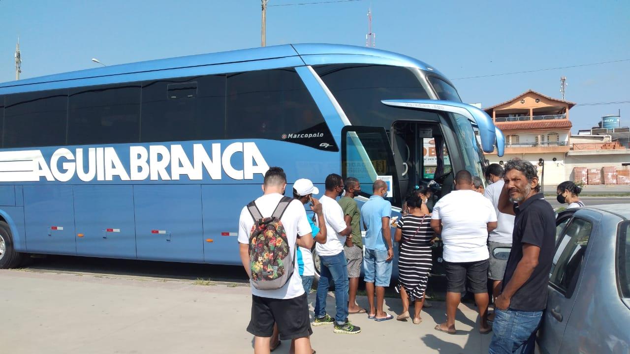 Cansados de esperar pelas autoridades, moradores constroem abrigo em ponto de ônibus em Sooretama