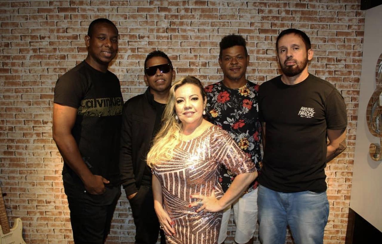 Banda Pimenta Malagueta faz pocket show para ouvintes da Rádio Princesa dos Anacés