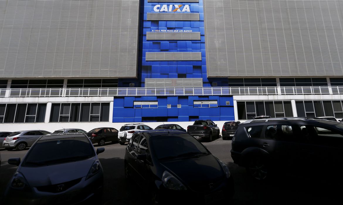 Funcionários da Caixa anunciam greve em todo o país nesta terça-feira (27)