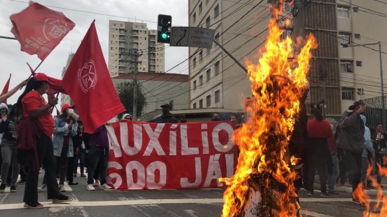 Contra Bolsonaro, MTST bloqueia vias em oito Estados