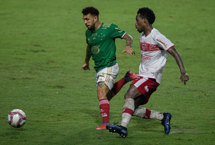 Cruzeiro chega a oito partidas sem perder, mas empata 10º jogo em 21 rodadas na Série B