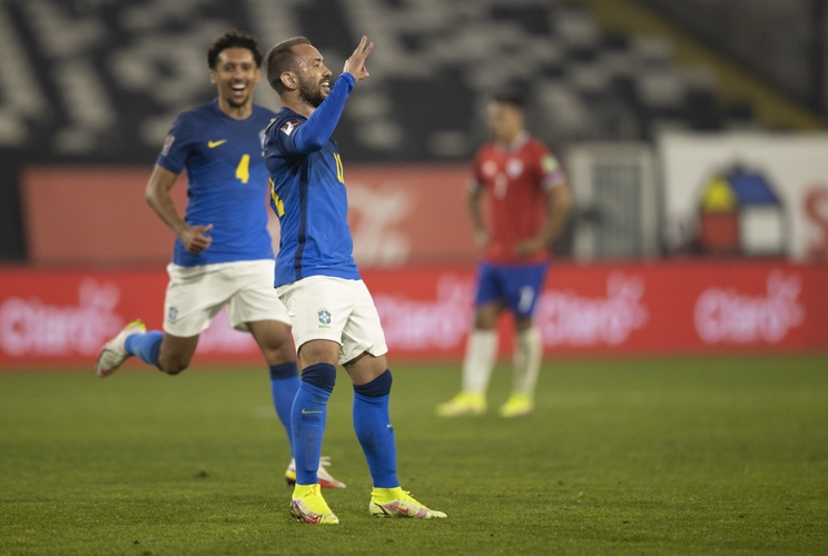 Seleção bate Chile em Santiago, chega à 7ª vitória seguida nas Eliminatórias e segue 100%