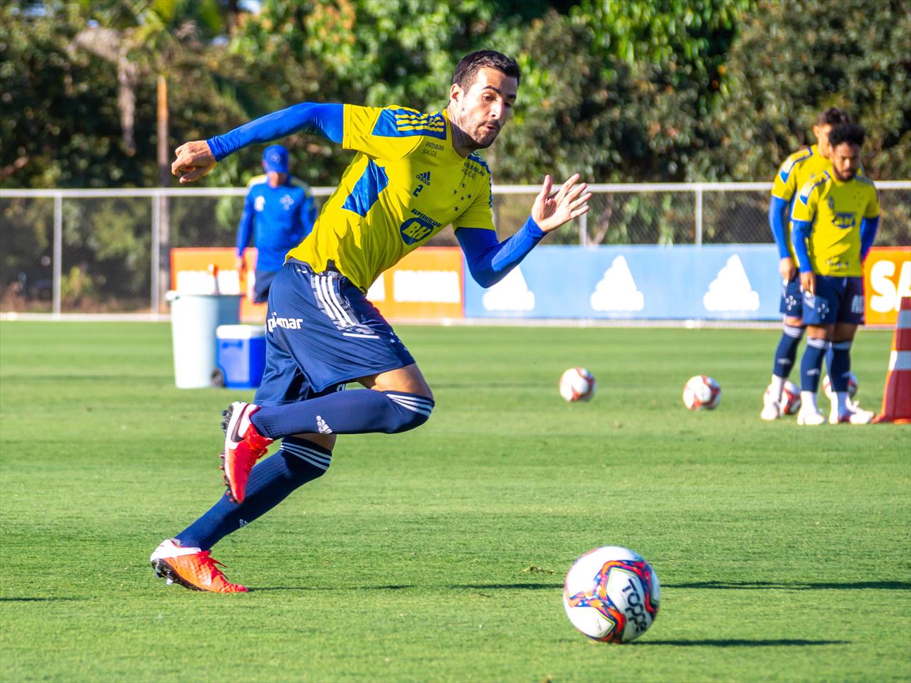 Com Cáceres e Lucas Ventura, Cruzeiro relaciona 22 jogadores para confronto com o Goiás