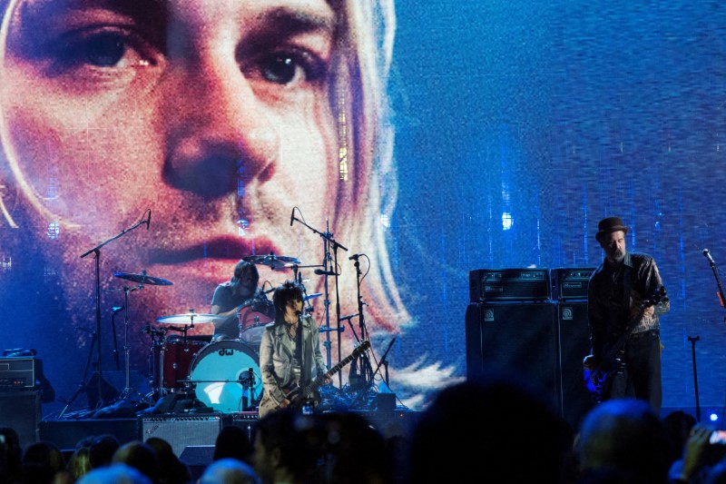 Bebê do álbum ‘Nevermind’ volta a processar Nirvana