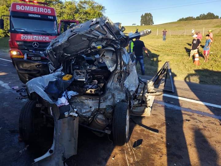 Colisão traseira envolvendo uma carreta x e 3 carros na Rodovia BR-116