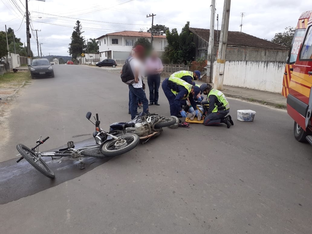 Acidente de transito envolvendo uma moto e uma bicicleta fere motociclista na Vila Ivete em Mafra