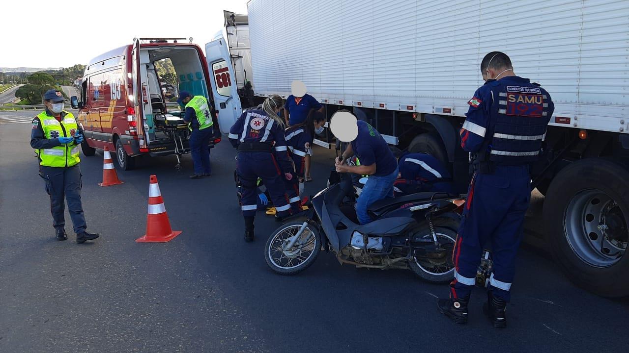 Colisão de  motocicleta e caminhão na BR 116 em Mafra