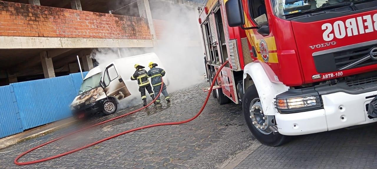 Veículo pega fogo no centro de Mafra