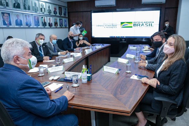 Governadora debate soluções para desastres climáticos com ministro Marcos Pontes