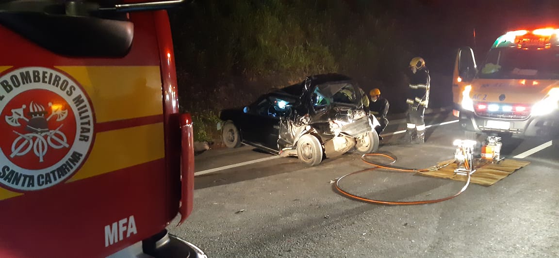 Acidente de trânsito carro x carro na BR116 em Mafra