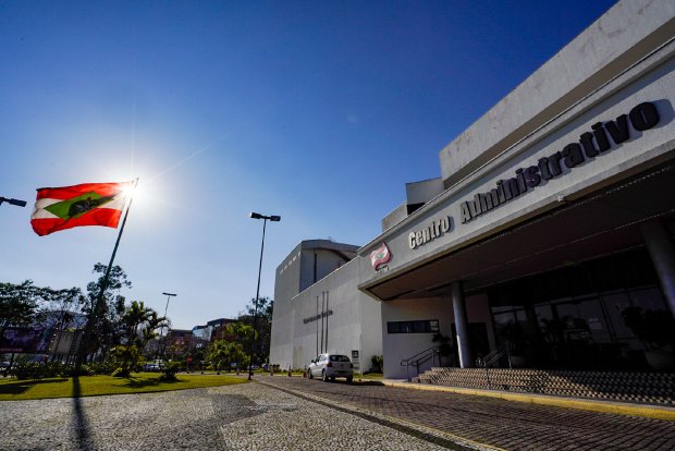 Novas leis sancionadas: portal da transparência escolar, estímulo à doação de sangue e combate à violência doméstica em Santa Catarina