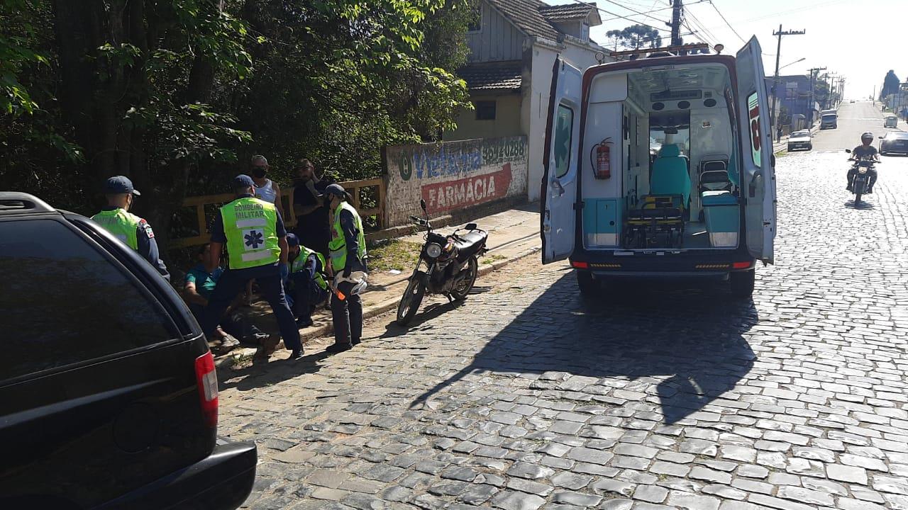 Acidente de trânsito carro x moto no Bairro Vila Ivete em Mafra