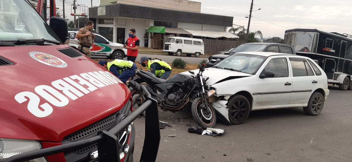 Acidente de trânsito carro x moto no Bairro Vila Nova em Mafra