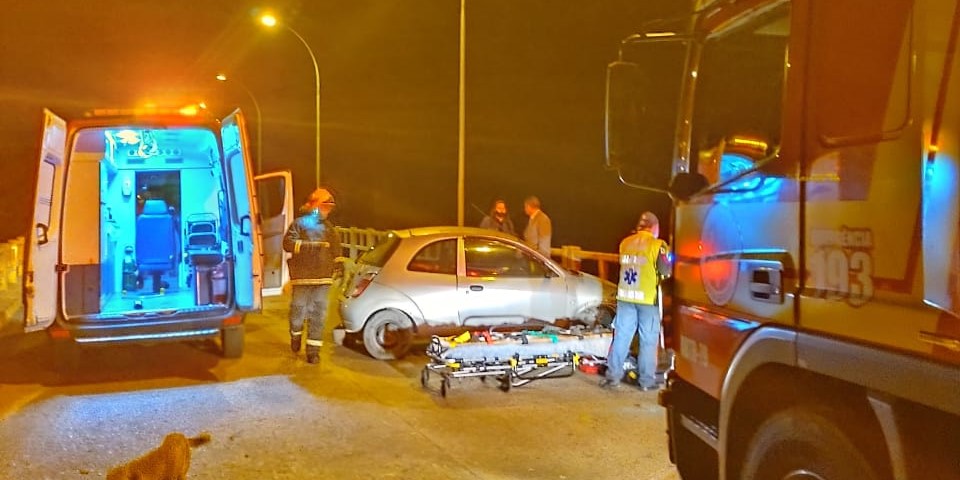 Motorista sai da pista e bate em cabeceira de ponte em Três Barras