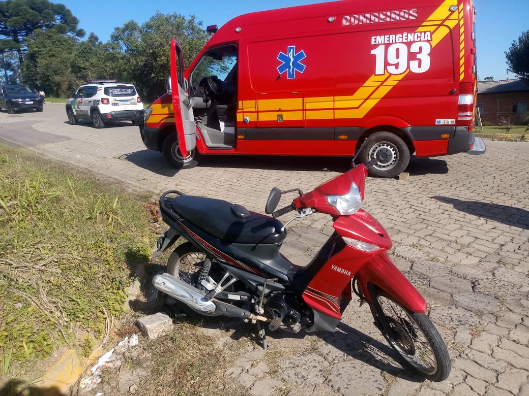 Acidente com motocicleta e ônibus deixa mulher ferida no Bairro Jardim América em Mafra