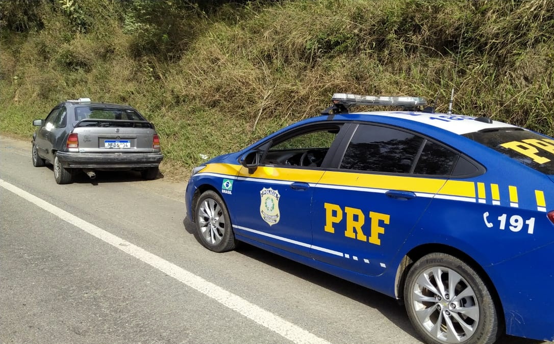 PRF recupera carro roubado na BR 280 em Rio Negrinho