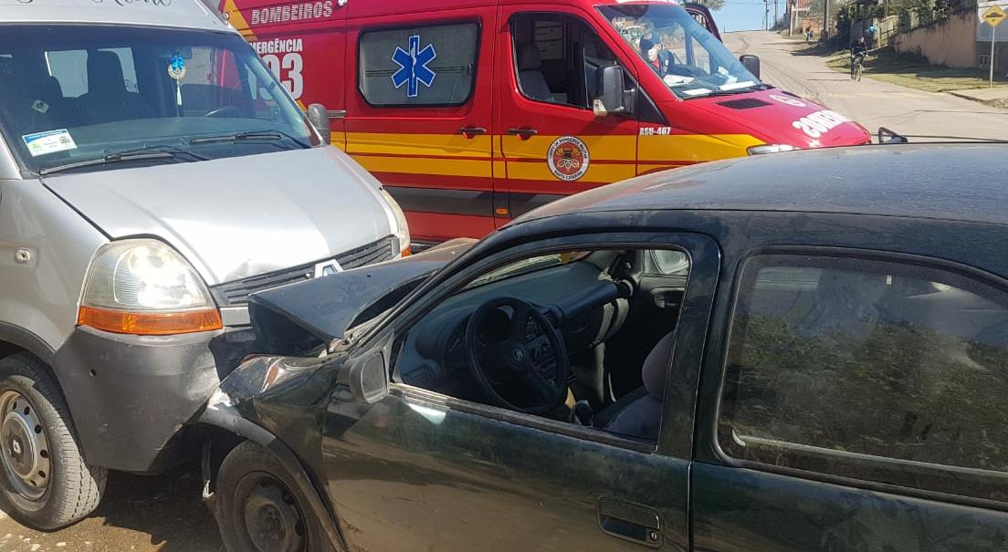 Colisão carro x van escolar no Bairro Vila Nova em Mafra