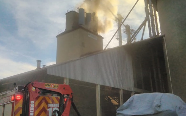 Incêndio em silo de grãos situada na marginal da BR116 em Mafra