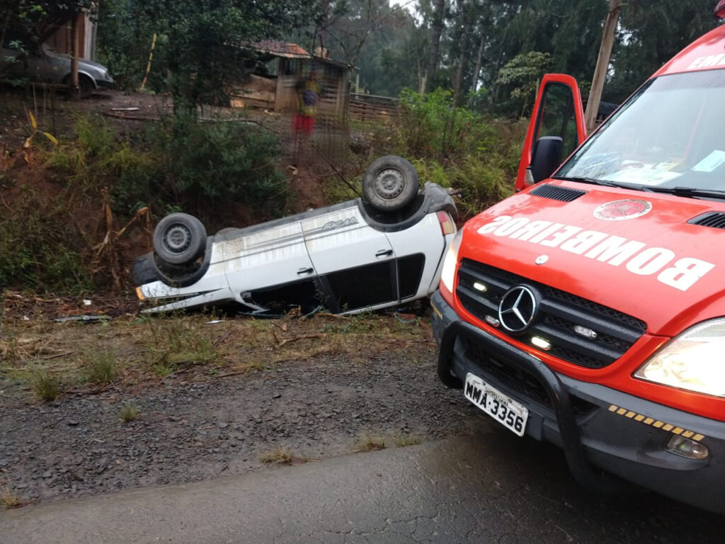 Uno com placas de Canoinhas sai da pista na SC 477 no Salseiro