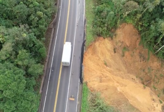 Abre uma grande erosão às margens da SC-418 em Joinville