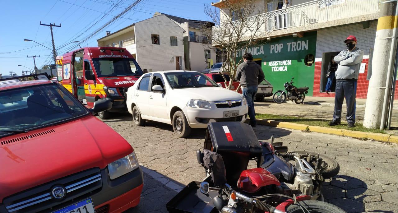 Colisão entre carro e moto no Centro de Mafra