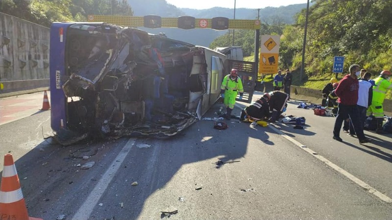 Acidente com ônibus do Umuarama Futsal deixa dezenas de feridos e mortos na BR-376, em Guaratuba