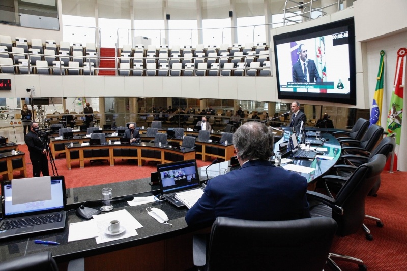 Deputados de SC criticam reajuste dos militares e reforma da previdência