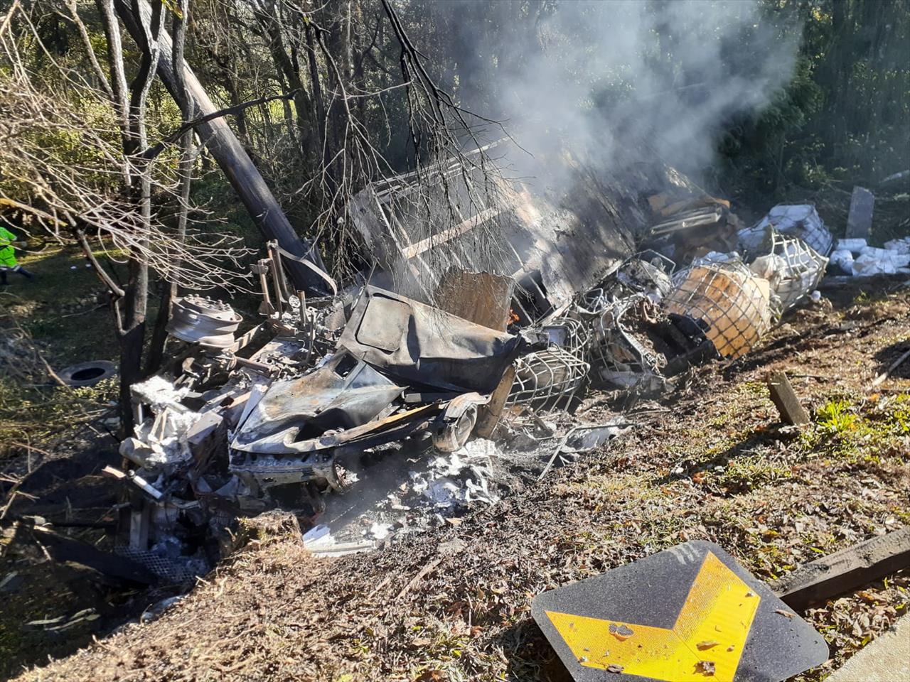 Caminhão sai da pista, pega fogo e motorista morre carbonizado