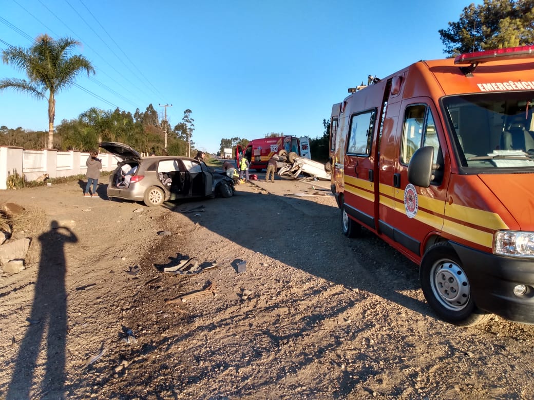 Acidente de trânsito envolvendo três veículos na BR-280