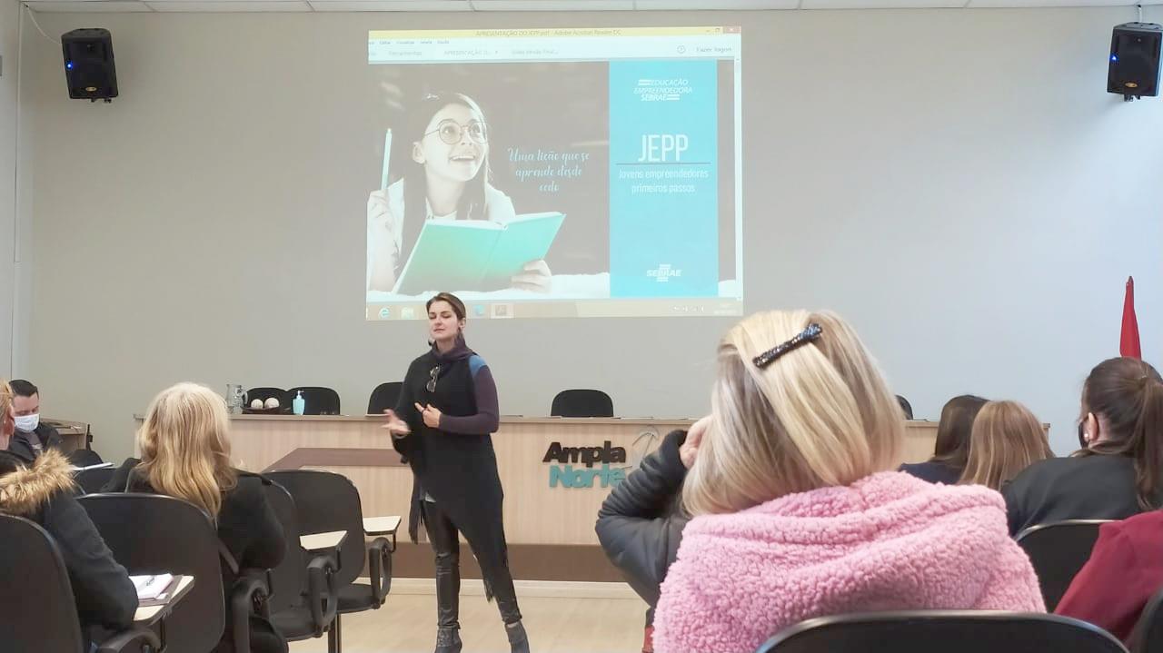 Jeep Primeiros Passos mobiliza professores da rede municipal e estadual de ensino