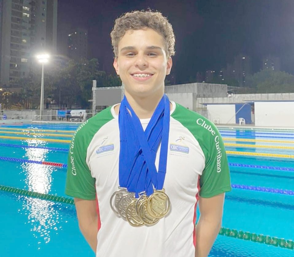 Mafrense conquista 12 medalhas em Campeonato Brasileiro de Natação em Recife