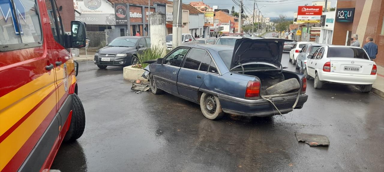 Colisão entre automóvel e objeto fixo acontece nesta manhã de segunda-feira, em Mafra