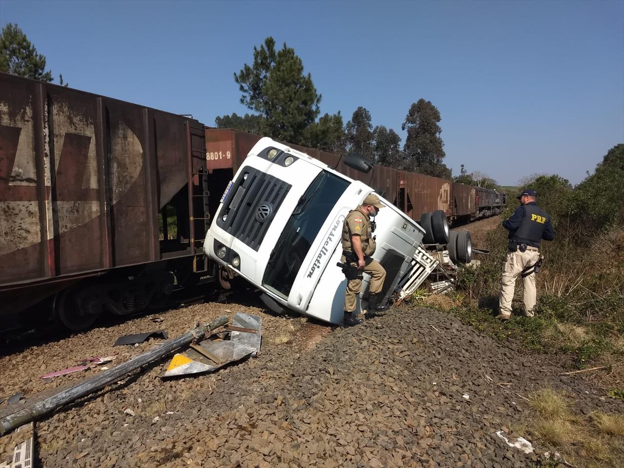 Carreta e trem colidem em São Bento do Sul