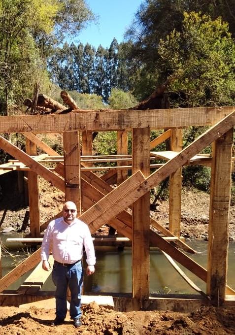 Prefeito acompanha construção de ponte na localidade de Rio dos Cedros