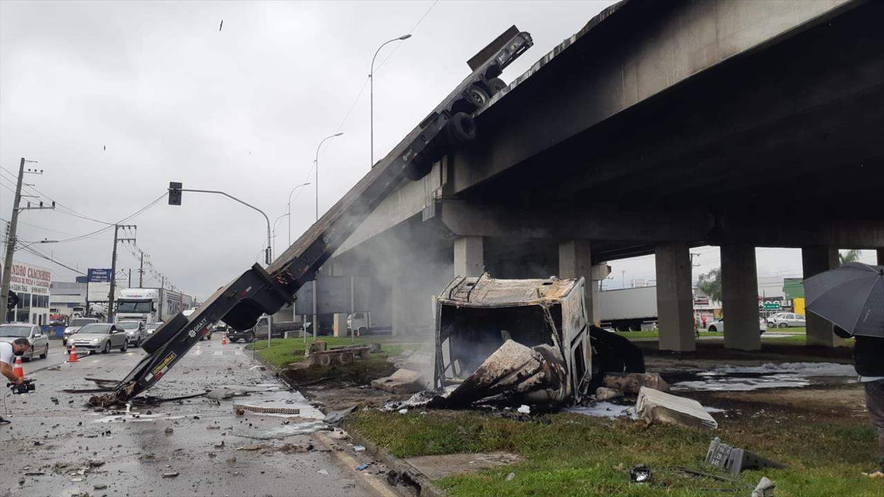 Caminhão tomba de viaduto em Palhoça