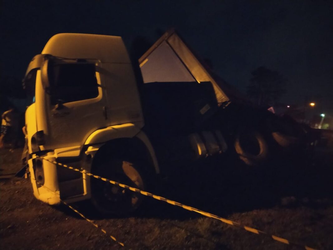 Carreta sem motorista tomba ao bater em poste em Mafra