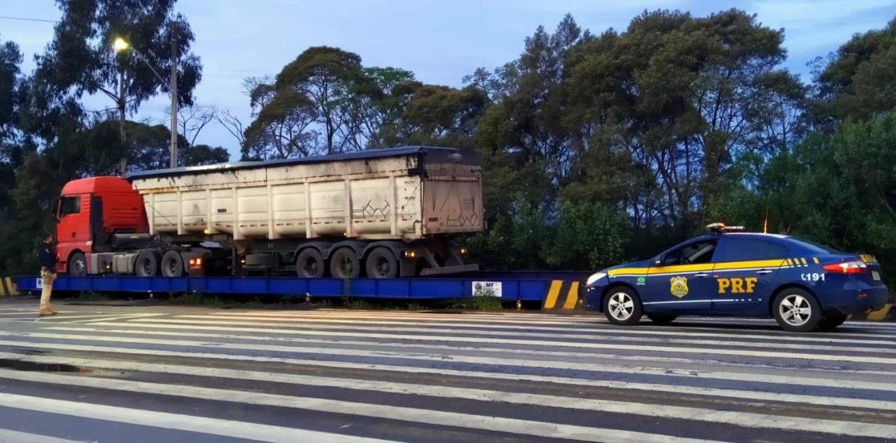 PRF flagra mais de 18 toneladas de excesso em carreta na BR 280 em Rio Negrinho